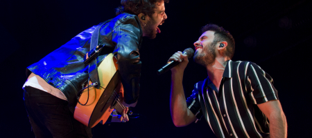 BARCELONA, ESPAÑA – FEBRERO 15: Arnau Blanch voz y Eric Griso guitarra y voz de Arnau Griso en concierto fin de gira de su disco debut Revolución Bananera en Sant Jordi Club el 15 de febrero de 2020 en Barcelona, España. (Foto por Fernando Pérez)