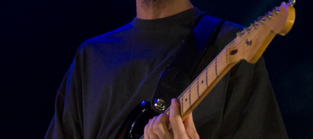 BARCELONA, ESPAÑA – FEBRERO 15: Dani Hernández guitarra de Arnau Griso en concierto fin de gira de su disco debut Revolución Bananera en Sant Jordi Club el 15 de febrero de 2020 en Barcelona, España. (Foto por Fernando Pérez)