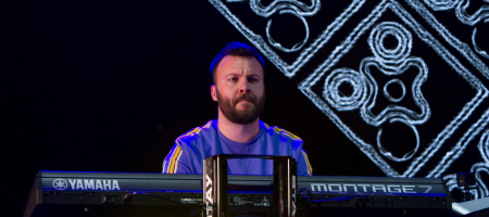 BARCELONA, ESPAÑA – FEBRERO 15: Lucas Peire teclado de Arnau Griso en concierto fin de gira de su disco debut Revolución Bananera en Sant Jordi Club el 15 de febrero de 2020 en Barcelona, España. (Foto por Fernando Pérez)