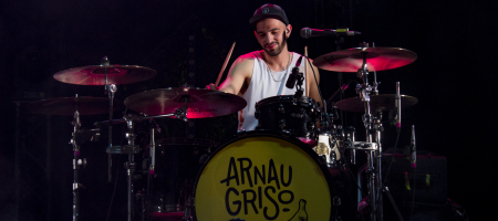 BARCELONA, ESPAÑA – FEBRERO 15: Guillem Arnau batería de Arnau Griso en concierto fin de gira de su disco debut Revolución Bananera en Sant Jordi Club el 15 de febrero de 2020 en Barcelona, España. (Foto por Fernando Pérez)