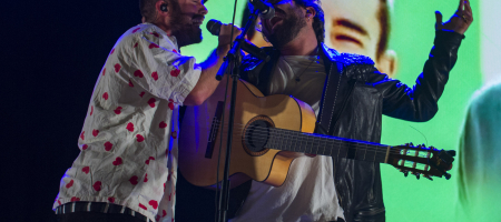 BARCELONA, ESPAÑA – FEBRERO 15: Arnau Blanch voz y Eric Griso guitarra y voz de Arnau Griso en concierto fin de gira de su disco debut Revolución Bananera en Sant Jordi Club el 15 de febrero de 2020 en Barcelona, España. (Foto por Fernando Pérez) Arnau Griso en Barcelona