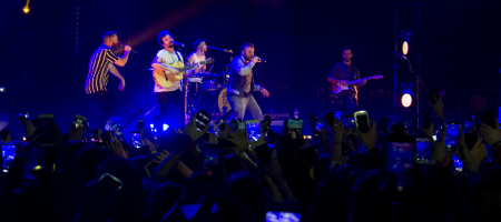BARCELONA, ESPAÑA – FEBRERO 15: Arnau Griso y el Niño de la Hipoteca en concierto fin de gira de su disco debut Revolución Bananera en Sant Jordi Club el 15 de febrero de 2020 en Barcelona, España. (Foto por Fernando Pérez)
