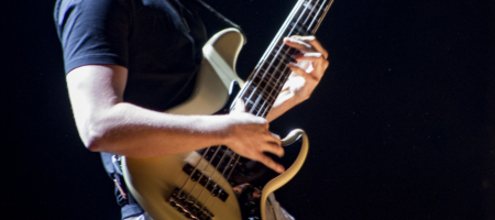 BARCELONA, ESPAÑA – FEBRERO 15: Nico Mellon bajo de Arnau Griso en concierto fin de gira de su disco debut Revolución Bananera en Sant Jordi Club el 15 de febrero de 2020 en Barcelona, España. (Foto por Fernando Pérez)