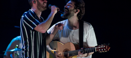 BARCELONA, ESPAÑA – FEBRERO 15: Arnau Blanch voz y Eric Griso guitarra y voz de Arnau Griso en concierto fin de gira de su disco debut Revolución Bananera en Sant Jordi Club el 15 de febrero de 2020 en Barcelona, España. (Foto por Fernando Pérez)
