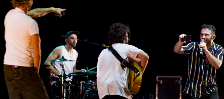 BARCELONA, ESPAÑA – FEBRERO 15: Arnau Griso y Macaco en concierto fin de gira de su disco debut Revolución Bananera en Sant Jordi Club el 15 de febrero de 2020 en Barcelona, España. (Foto por Fernando Pérez) Arnau Griso en Barcelona