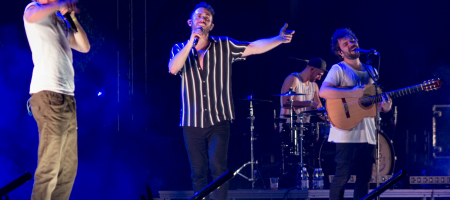 BARCELONA, ESPAÑA – FEBRERO 15: Arnau Griso y Macaco en concierto fin de gira de su disco debut Revolución Bananera en Sant Jordi Club el 15 de febrero de 2020 en Barcelona, España. (Foto por Fernando Pérez)