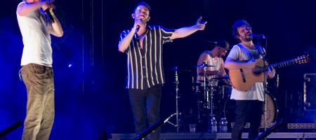 BARCELONA, ESPAÑA – FEBRERO 15: Arnau Griso y Macaco en concierto fin de gira de su disco debut Revolución Bananera en Sant Jordi Club el 15 de febrero de 2020 en Barcelona, España. (Foto por Fernando Pérez)