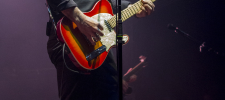 BARCELONA, ESPAÑA – FEBRERO 7: Rafa Val voz y guitarra de Viva Suecia durante su concierto en la Sala Razzmatazz el 7 de febrero de 2020 en Barcelona, España. (Foto por Fernando Pérez)