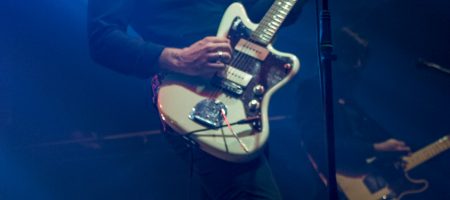BARCELONA, ESPAÑA – FEBRERO 7: Rafa Val voz y guitarra de Viva Suecia durante su concierto en la Sala Razzmatazz el 7 de febrero de 2020 en Barcelona, España. (Foto por Fernando Pérez)