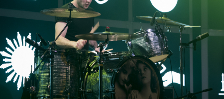 BARCELONA, ESPAÑA – FEBRERO 7: Fernando Campillo batería de Viva Suecia durante su concierto en la Sala Razzmatazz el 7 de febrero de 2020 en Barcelona, España. (Foto por Fernando Pérez)
