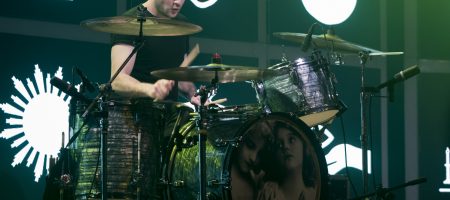 BARCELONA, ESPAÑA – FEBRERO 7: Fernando Campillo batería de Viva Suecia durante su concierto en la Sala Razzmatazz el 7 de febrero de 2020 en Barcelona, España. (Foto por Fernando Pérez)