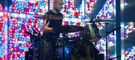 BARCELONA, ESPAÑA – FEBRERO 7: Fernando Campillo batería de Viva Suecia durante su concierto en la Sala Razzmatazz el 7 de febrero de 2020 en Barcelona, España. (Foto por Fernando Pérez)