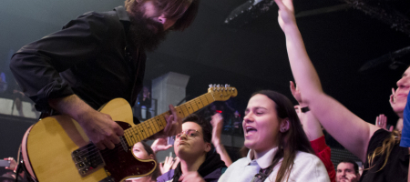 BARCELONA, ESPAÑA – FEBRERO 7: Alberto Cantúa guitarra de Viva Suecia durante su concierto en la Sala Razzmatazz el 7 de febrero de 2020 en Barcelona, España. (Foto por Fernando Pérez) Viva Suecia en Barcelona