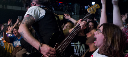 BARCELONA, ESPAÑA – FEBRERO 7: Jess Fabric bajo de Viva Suecia durante su concierto en la Sala Razzmatazz el 7 de febrero de 2020 en Barcelona, España. (Foto por Fernando Pérez) Viva Suecia en Barcelona