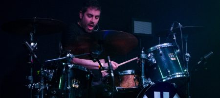 BARCELONA, ESPAÑA – MARZO 7: Lázaro Fernández (batería) de Despistaos durante el concierto en La Nau del 7 de marzo de 2020 en Barcelona, España (Foto por Fernando Pérez)