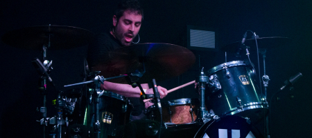 BARCELONA, ESPAÑA – MARZO 7: Lázaro Fernández (batería) de Despistaos durante el concierto en La Nau del 7 de marzo de 2020 en Barcelona, España (Foto por Fernando Pérez)