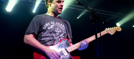 BARCELONA, ESPAÑA – MARZO 7: Krespo (guitarra) de Despistaos durante el concierto en La Nau del 7 de marzo de 2020 en Barcelona, España (Foto por Fernando Pérez)