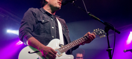 BARCELONA, ESPAÑA – MARZO 7: Dani Marco (voz y guitarra) de Despistaos durante el concierto en La Nau del 7 de marzo de 2020 en Barcelona, España (Foto por Fernando Pérez)