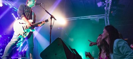 BARCELONA, ESPAÑA – MARZO 7: Dani Marco (voz y guitarra) de Despistaos durante el concierto en La Nau del 7 de marzo de 2020 en Barcelona, España (Foto por Fernando Pérez)