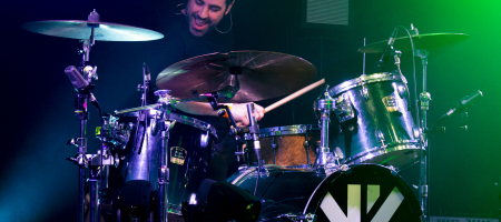 BARCELONA, ESPAÑA – MARZO 7: Lázaro Fernández (batería) de Despistaos durante el concierto en La Nau del 7 de marzo de 2020 en Barcelona, España (Foto por Fernando Pérez)