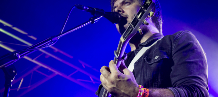 BARCELONA, ESPAÑA – MARZO 7: Dani Marco (voz y guitarra) de Despistaos durante el concierto en La Nau del 7 de marzo de 2020 en Barcelona, España (Foto por Fernando Pérez)