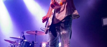 BARCELONA, ESPAÑA – MARZO 7: Pablo Alonso (bajista) de Despistaos durante el concierto en La Nau del 7 de marzo de 2020 en Barcelona, España (Foto por Fernando Pérez)