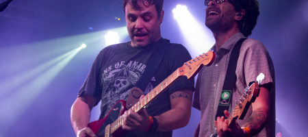 BARCELONA, ESPAÑA – MARZO 7: Krespo (guitarra) y Pablo Alonso (bajista) de Despistaos durante el concierto en La Nau del 7 de marzo de 2020 en Barcelona, España (Foto por Fernando Pérez)