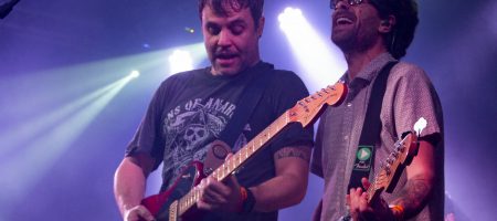 BARCELONA, ESPAÑA – MARZO 7: Krespo (guitarra) y Pablo Alonso (bajista) de Despistaos durante el concierto en La Nau del 7 de marzo de 2020 en Barcelona, España (Foto por Fernando Pérez)