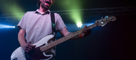 BARCELONA, ESPAÑA – MARZO 7: Pablo Alonso (bajista) de Despistaos durante el concierto en La Nau del 7 de marzo de 2020 en Barcelona, España (Foto por Fernando Pérez)