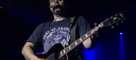 BARCELONA, ESPAÑA – MARZO 7: Krespo (guitarra) de Despistaos durante el concierto en La Nau del 7 de marzo de 2020 en Barcelona, España (Foto por Fernando Pérez)