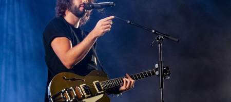 BARCELONA, ESPAÑA – FEBRERO 29: Mikel Izal (voz y guitarra) durante el concierto de IZAL en El final del viaje. Autoterapia Vol. 2 en el Palau Sant Jordi el 29 de febrero de 2020 en Barcelona, España. (Foto por Fernando Pérez)