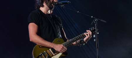 BARCELONA, ESPAÑA – FEBRERO 29: Mikel Izal (voz y guitarra) durante el concierto de IZAL en El final del viaje. Autoterapia Vol. 2 en el Palau Sant Jordi el 29 de febrero de 2020 en Barcelona, España. (Foto por Fernando Pérez)