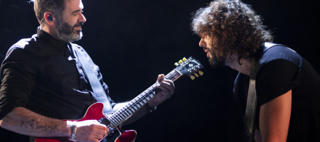 BARCELONA, ESPAÑA – FEBRERO 29: Alberto Pérez (Guitarra) y Mikel Izal (Voz y guitarra) durante el concierto de IZAL en El final del viaje. Autoterapia Vol. 2 en el Palau Sant Jordi el 29 de febrero de 2020 en Barcelona, España. (Foto por Fernando Pérez)