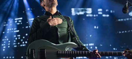 BARCELONA, ESPAÑA – FEBRERO 29: Emanuel Pérez "Gato" (Bajo) durante el concierto de IZAL en El final del viaje. Autoterapia Vol. 2 en el Palau Sant Jordi el 29 de febrero de 2020 en Barcelona, España. (Foto por Fernando Pérez)