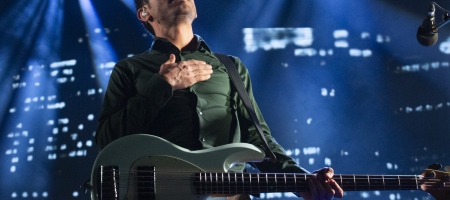 BARCELONA, ESPAÑA – FEBRERO 29: Emanuel Pérez "Gato" (Bajo) durante el concierto de IZAL en El final del viaje. Autoterapia Vol. 2 en el Palau Sant Jordi el 29 de febrero de 2020 en Barcelona, España. (Foto por Fernando Pérez)