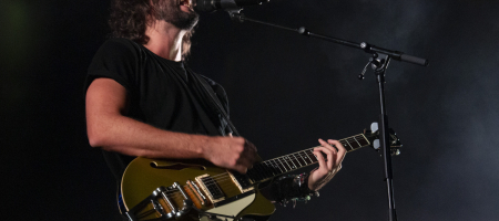 BARCELONA, ESPAÑA – FEBRERO 29: Mikel Izal (voz y guitarra) durante el concierto de IZAL en El final del viaje. Autoterapia Vol. 2 en el Palau Sant Jordi el 29 de febrero de 2020 en Barcelona, España. (Foto por Fernando Pérez)
