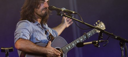 BARCELONA, ESPAÑA – JULIO 15. Andrés Suárez en concierto desde el Parc del Fòrum como parte de las Nits del Fòrum el 15 de julio de 2020 en Barcelona, España. (Foto por Fernando Pérez)
