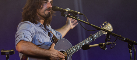 BARCELONA, ESPAÑA – JULIO 15. Andrés Suárez en concierto desde el Parc del Fòrum como parte de las Nits del Fòrum el 15 de julio de 2020 en Barcelona, España. (Foto por Fernando Pérez)