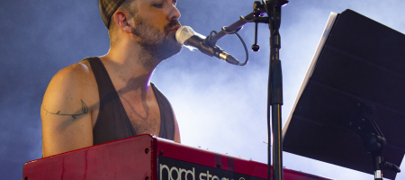 BARCELONA, ESPAÑA – JULIO 15. Marino Saiz durante el concierto de Andrés Suárez en el Parc del Fòrum como parte de las Nits del Fòrum el 15 de julio de 2020 en Barcelona, España. (Foto por Fernando Pérez)