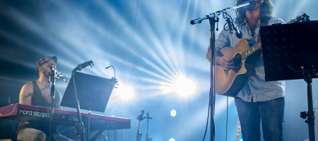 BARCELONA, ESPAÑA – JULIO 15. Marino Saiz (Piano) y Andrés Suárez en concierto desde el Parc del Fòrum como parte de las Nits del Fòrum el 15 de julio de 2020 en Barcelona, España. (Foto por Fernando Pérez)