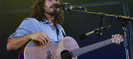 BARCELONA, ESPAÑA – JULIO 15. Andrés Suárez en concierto desde el Parc del Fòrum como parte de las Nits del Fòrum el 15 de julio de 2020 en Barcelona, España. (Foto por Fernando Pérez)