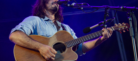BARCELONA, ESPAÑA – JULIO 15. Andrés Suárez en concierto desde el Parc del Fòrum como parte de las Nits del Fòrum el 15 de julio de 2020 en Barcelona, España. (Foto por Fernando Pérez)