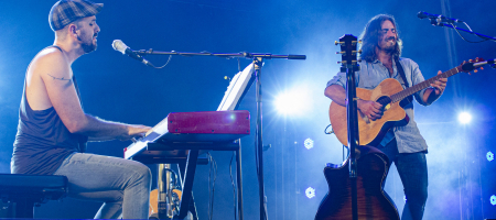 BARCELONA, ESPAÑA – JULIO 15. Marino Saiz (Piano) y Andrés Suárez en concierto desde el Parc del Fòrum como parte de las Nits del Fòrum el 15 de julio de 2020 en Barcelona, España. (Foto por Fernando Pérez)