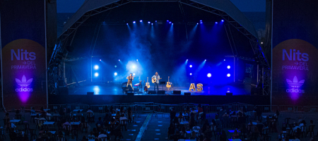 BARCELONA, ESPAÑA – JULIO 15. Marino Saiz (Violín) y Andrés Suárez en concierto desde el Parc del Fòrum como parte de las Nits del Fòrum el 15 de julio de 2020 en Barcelona, España. (Foto por Fernando Pérez)