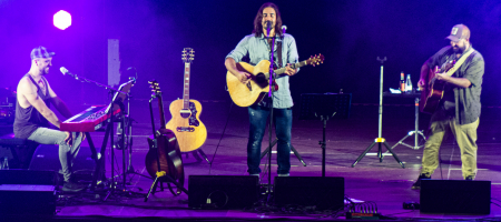 BARCELONA, ESPAÑA – JULIO 15. Marino Saiz (Piano), Andrés Suárez y Tato Latorre (Guitarra) en concierto desde el Parc del Fòrum como parte de las Nits del Fòrum el 15 de julio de 2020 en Barcelona, España. (Foto por Fernando Pérez)