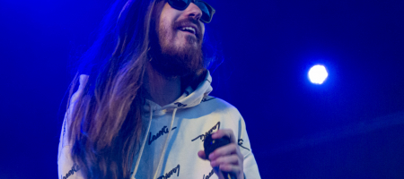 BARCELONA, ESPAÑA – JULIO 16. Carlos Sadness en concierto desde el Parc del Fòrum como parte de las Nits del Fòrum el 16 de julio de 2020 en Barcelona, España. (Foto por Fernando Pérez) Carlos Sadness Parc del Fòrum