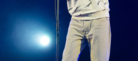 BARCELONA, ESPAÑA – JULIO 16. Carlos Sadness en concierto desde el Parc del Fòrum como parte de las Nits del Fòrum el 16 de julio de 2020 en Barcelona, España. (Foto por Fernando Pérez) Carlos Sadness Parc del Fòrum