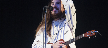 BARCELONA, ESPAÑA – JULIO 16. Carlos Sadness en concierto desde el Parc del Fòrum como parte de las Nits del Fòrum el 16 de julio de 2020 en Barcelona, España. (Foto por Fernando Pérez) Carlos Sadness Parc del Fòrum
