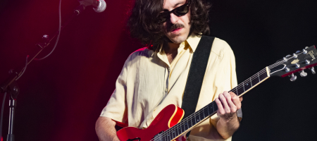 BARCELONA, ESPAÑA – JULIO 16. Músicos de Carlos Sadness durante su concierto desde el Parc del Fòrum como parte de las Nits del Fòrum el 16 de julio de 2020 en Barcelona, España. (Foto por Fernando Pérez)