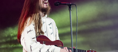 BARCELONA, ESPAÑA – JULIO 16. Carlos Sadness en concierto desde el Parc del Fòrum como parte de las Nits del Fòrum el 16 de julio de 2020 en Barcelona, España. (Foto por Fernando Pérez)
